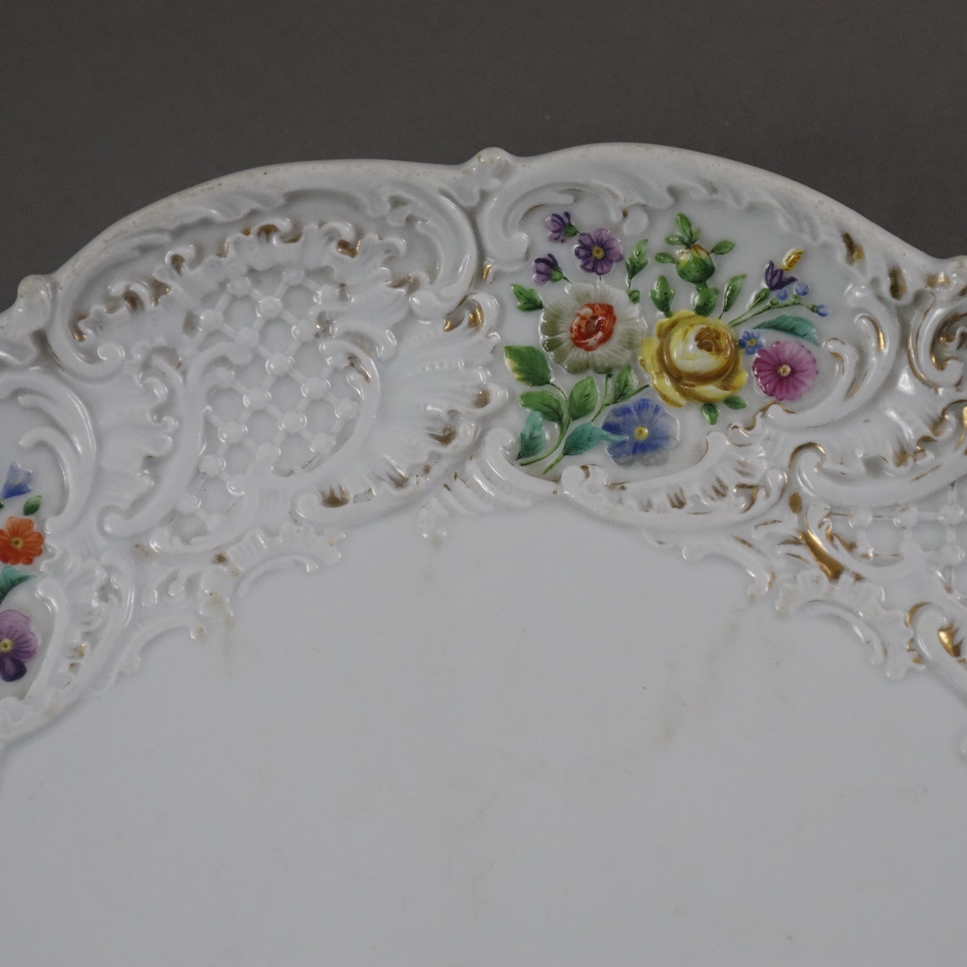 Prunkteller - Meissen, 19. Jh., Porzellan, Rand reich reliefiert mit Blumen- und Gitterrocaille-Orn - Image 2 of 7
