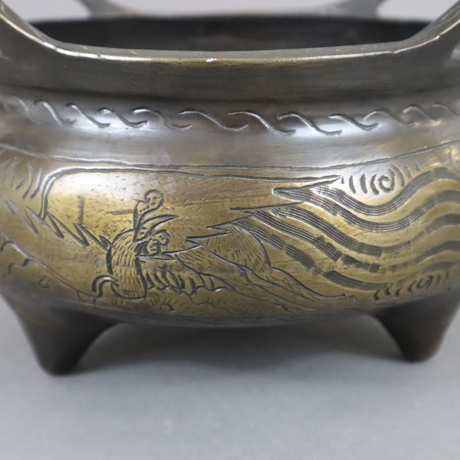 Großes tripodes Räuchergefäß - China, Bronze, teils goldfarbene Patina, runder gebauchter Korpus au - Image 3 of 9