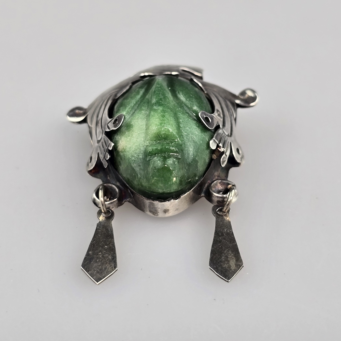 Vintage-Brosche „Aztekenkopf“ - grüne Jade geschnitzt, verzierte Haube aus Sterling Silber, rücksei - Image 2 of 5