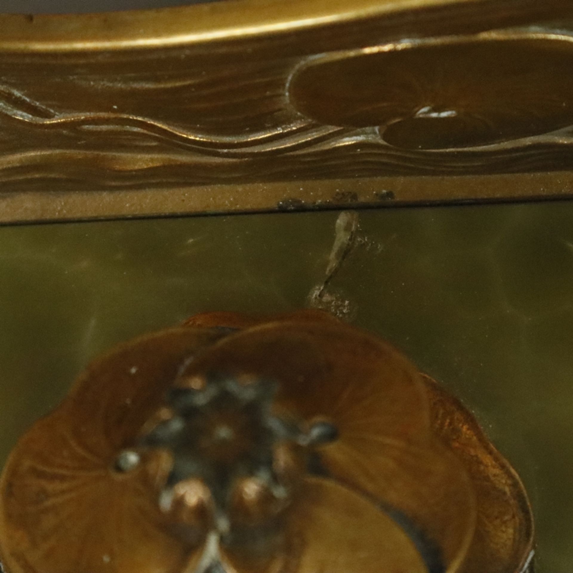 Jugendstil-Schreibtischgarnitur - um 1900/10, geschwungenes Bronzegestell mit Seerosen-Reliefdekor, - Bild 7 aus 12