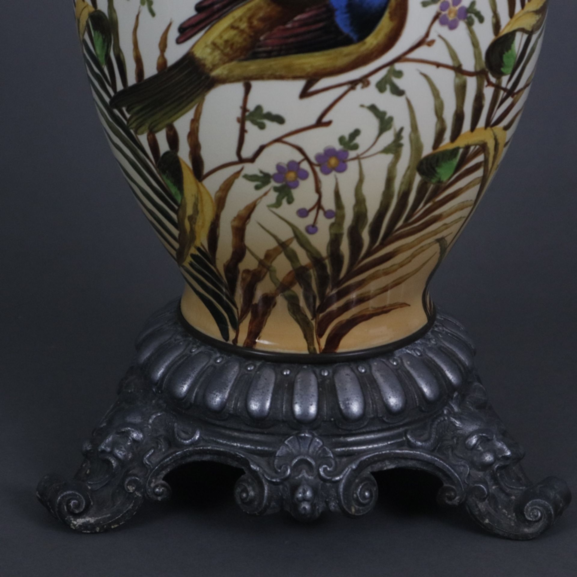 Jugendstil-Blumengefäß - um 1900/Anfang 20. Jh., Keramikkorpus, farbig und gold bemalt mit Vogeldek - Bild 5 aus 9