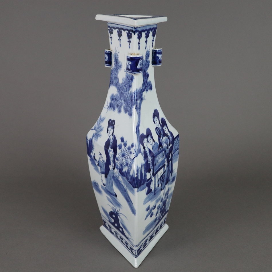 Dreieck-Vase - China, allseits dekoriert in Unterglasurblau, Wandung mit von Ornamentborten gerahmt - Image 3 of 9