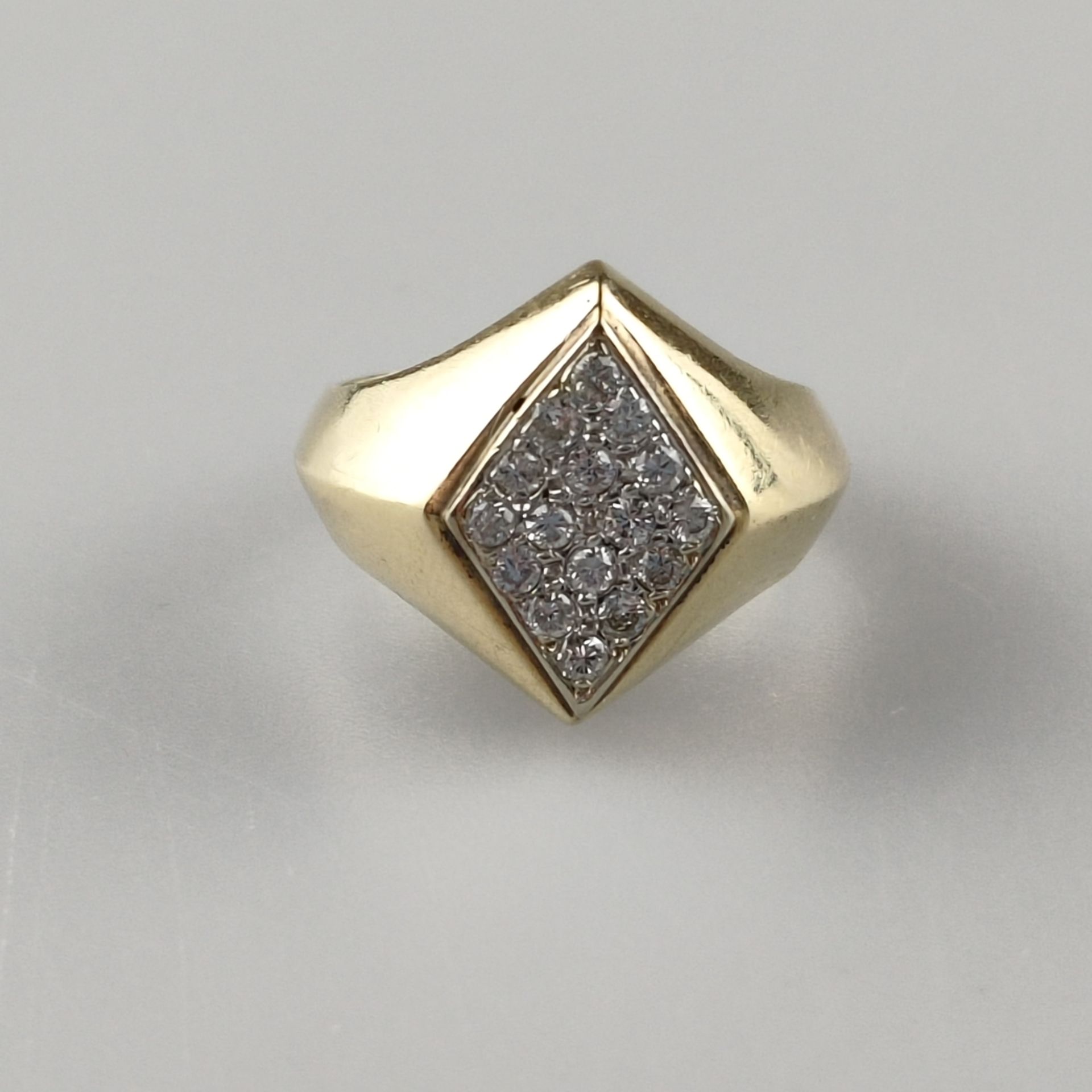 Diamantring - Gelbgold 585/000 (14K), rautenförmiger Ringkopf (ca. 1,6 x 1,1 cm) ausgefasst mit 16  - Bild 2 aus 5