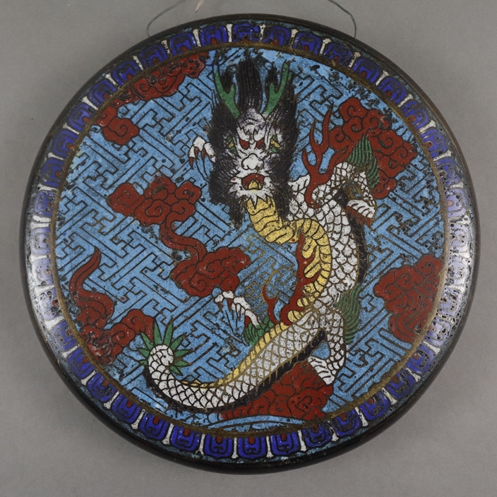 Gong mit Schlegel - China, Bronzelegierung dunkel patiniert, mittig mit Drachenmotiv umgeben von Wo - Image 2 of 8