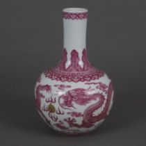 Drachenvase - China, Porzellan, „Tian qiu ping"-Form mit leicht ansteigender Halspartie, auf der Wa