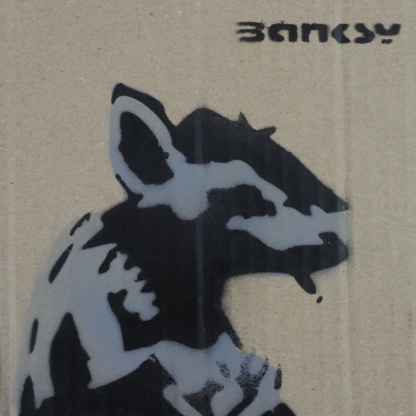 Banksy - "Ratte mit Säge", 2015, Souvenir aus der Ausstellung "Dismaland" in Weston-super-Mare in S - Image 2 of 3