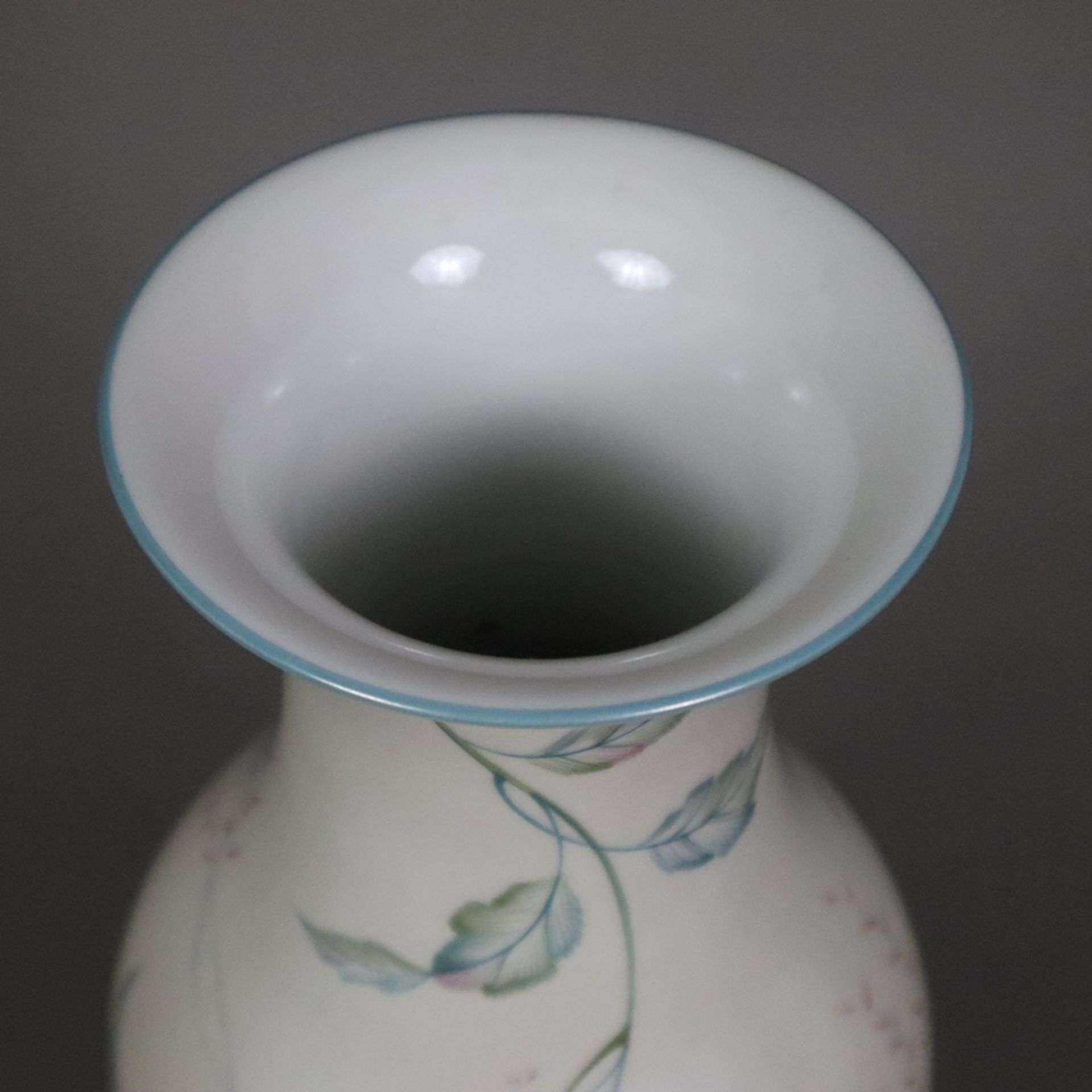 Balustervase - Rosenthal, Porzellan mit matter cremefarbener Glasur und feiner Blütenbemalung, Wind - Image 3 of 7