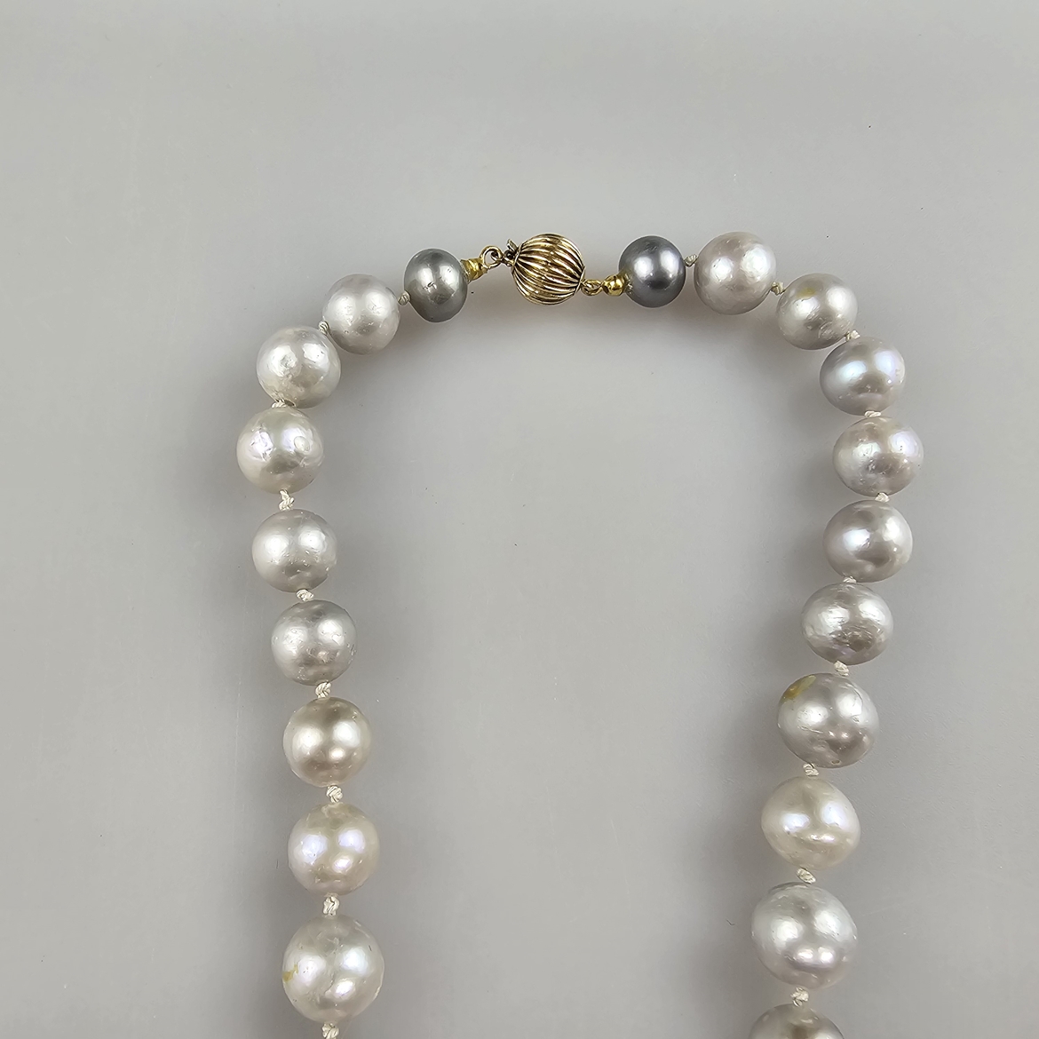 Perlenkette - Kette mit 36 hellgrauen Perlen von 10 bis 12 mm Dm., und 2 (wohl) Tahiti-Perlen von 1 - Image 5 of 6