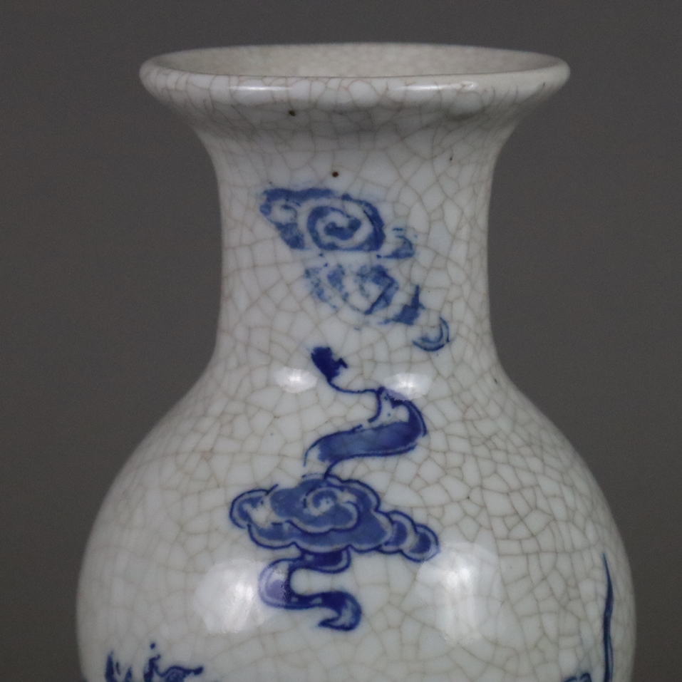 Balustervase - China, krakelierte Glasur des guan-yao-Typus, Drachenmotiv in Blau mit Abrieb, einge - Image 3 of 7