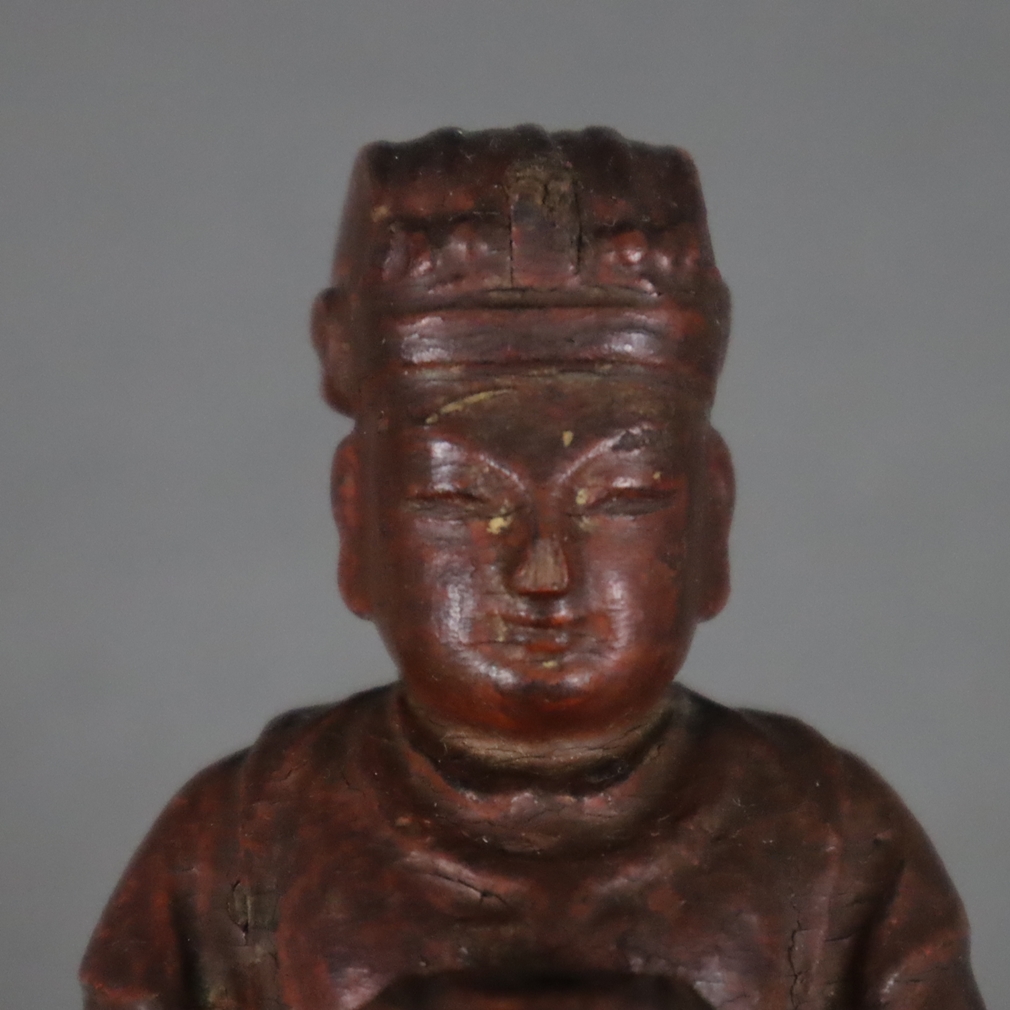 Figurine eines sitzenden Adligen mit Opfergabe - China, ausgehende Qing-Dynastie, um 1900, kleine H - Image 3 of 7