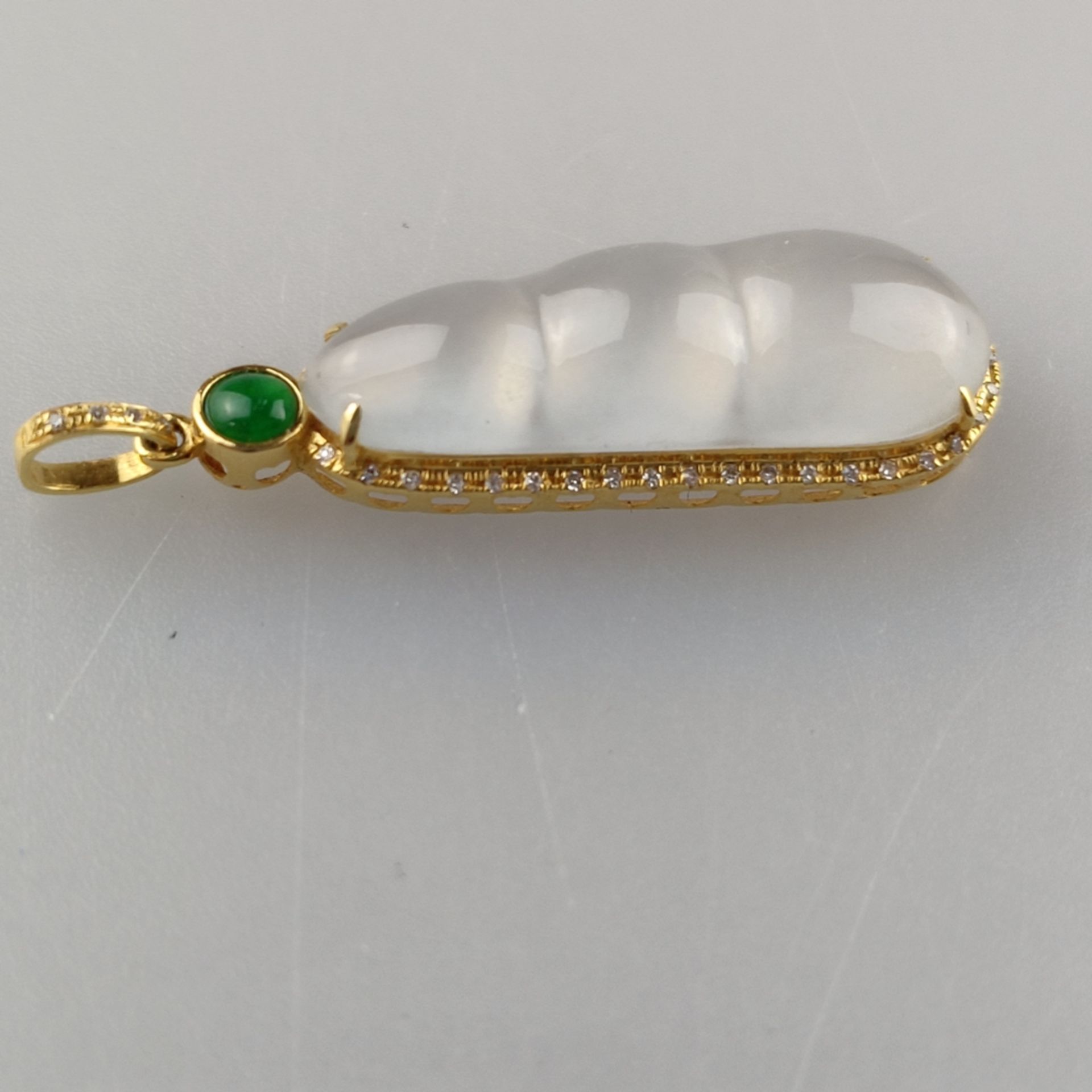 18K-Jade-Anhänger mit Diamanten - Gelbgold 750/000 (18K), milchig weiße Jade, grüner Jadecabochon,  - Bild 4 aus 6