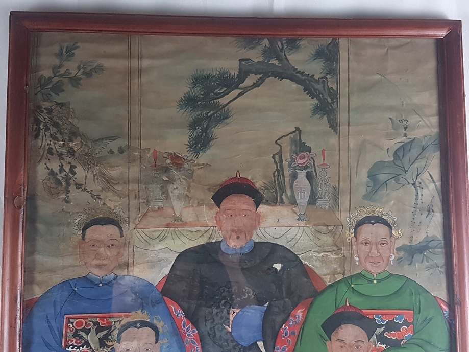Ahnenbild - vielfigurige Darstellung der Vorfahren einer chinesischen Familie, in zwei Reihen sitze - Image 8 of 9