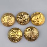 Fünf Broschen „Zodiac-Serie“-- Joseff of Hollywood, USA, Metall goldfarben, gewölbte Rundform mit r
