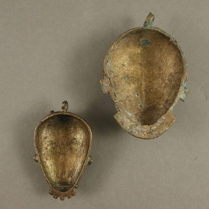 Zwei kleine Passportmasken im Baule-Stil - wohl Elfenbeinküste, Maskenanhänger, Bronze, gegossen, 1 - Image 5 of 5
