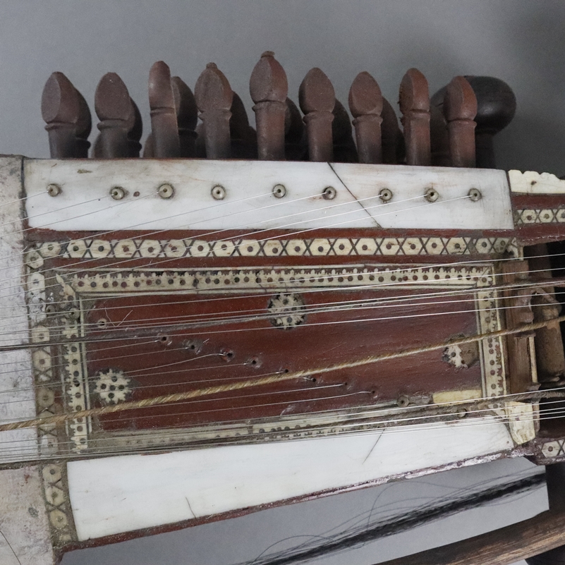 Saiteninstrument Sarangi - Indien/Pakistan/Afghanistan, Holzkorpus mit Beinelementen, asymmetrisch - Image 4 of 9