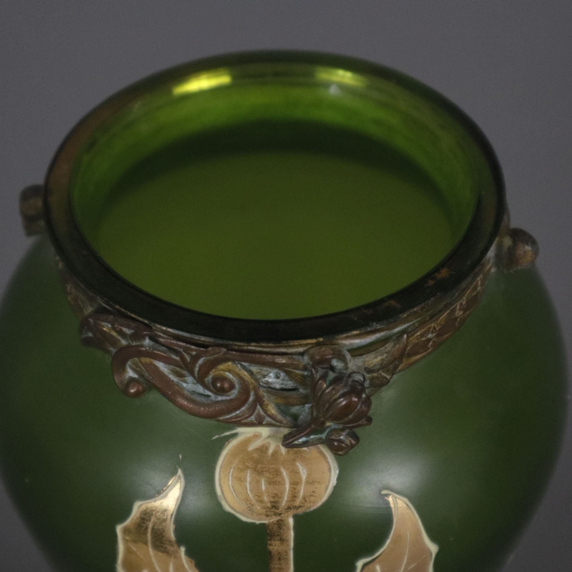 Jugendstil-Glasvase mit Metallmontur - wohl Frankreich um 1900, Klarglas mit grünem Unterfang, scha - Bild 3 aus 8