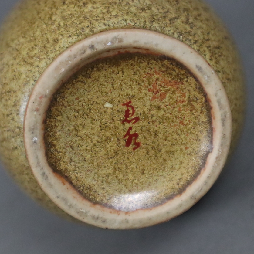 Flaschenvase - Japan, Keramik mit floraler Bemalung in Aufglasur und Gold, Unterseitig gepinselte r - Image 6 of 6