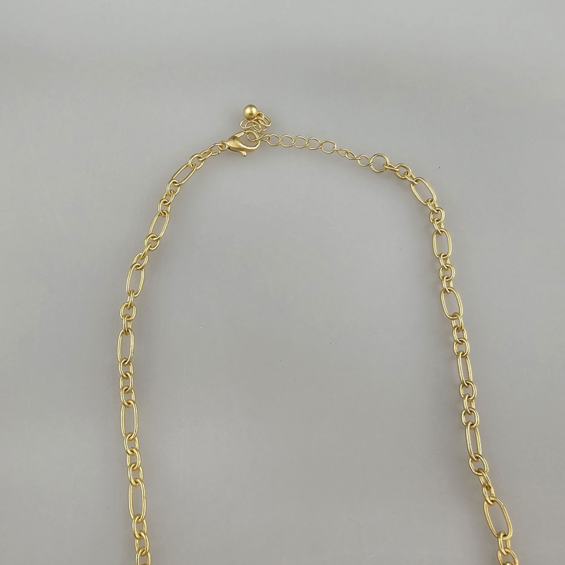 Zierliches Vintage-Collier mit kubistischen Stilelementen - Gelbmetall, Mittelteil aus drei Halbmon - Bild 5 aus 6