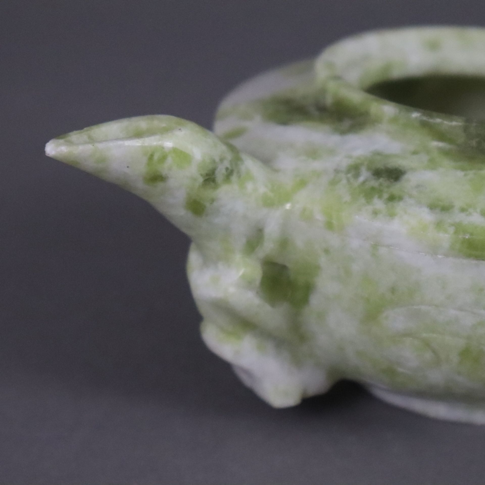 Zierkanne aus Jade - China, Schnitzarbeit aus heller grünlich marmorierter Jade, der Henkel ist ver - Bild 4 aus 8