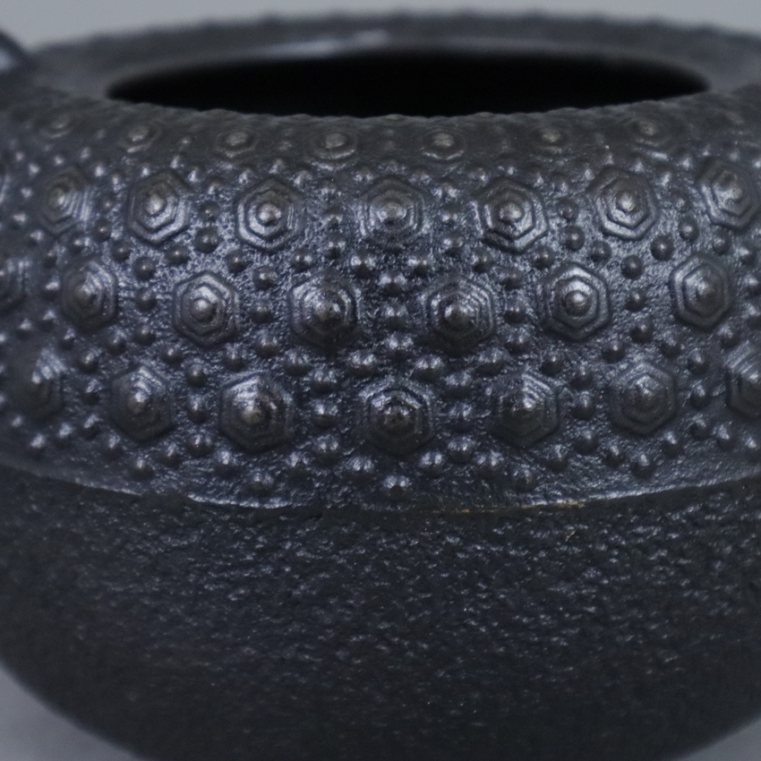 Tetsubin - Wasserkessel für die Teezeremonie, Japan, Taishō-/Shōwa -Zeit, Gusseisen-Korpus mit bewe - Image 6 of 9