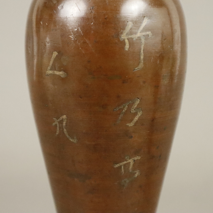 Vasenpaar - wohl China 19. Jh., schlanker Balusterkorpus, bronziertes Weißmetall mit feinen Buntmet - Image 6 of 8