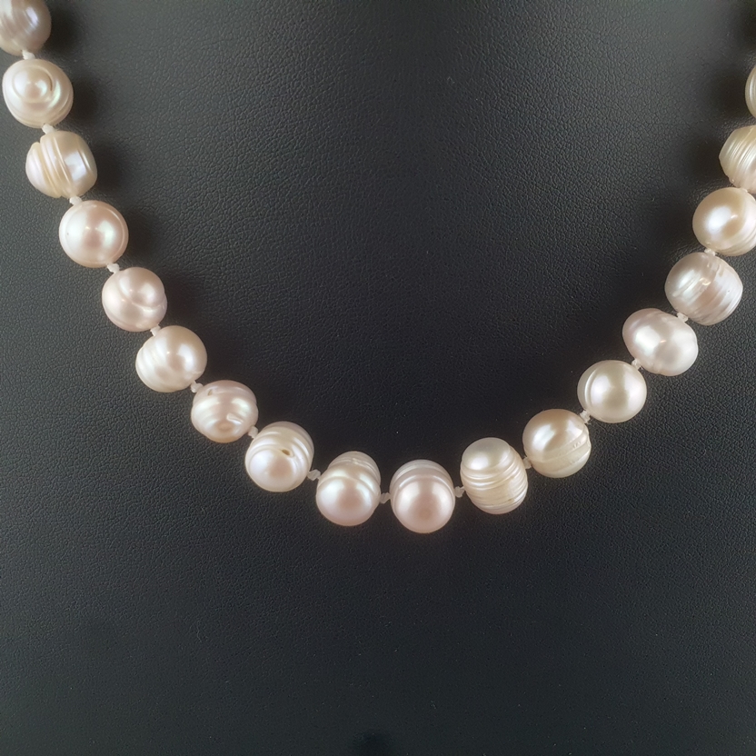 Barocke Perlenkette - 39 individuell geformte Barockperlen champagner- bis silberfarben mit Rosé-Ob - Image 2 of 5