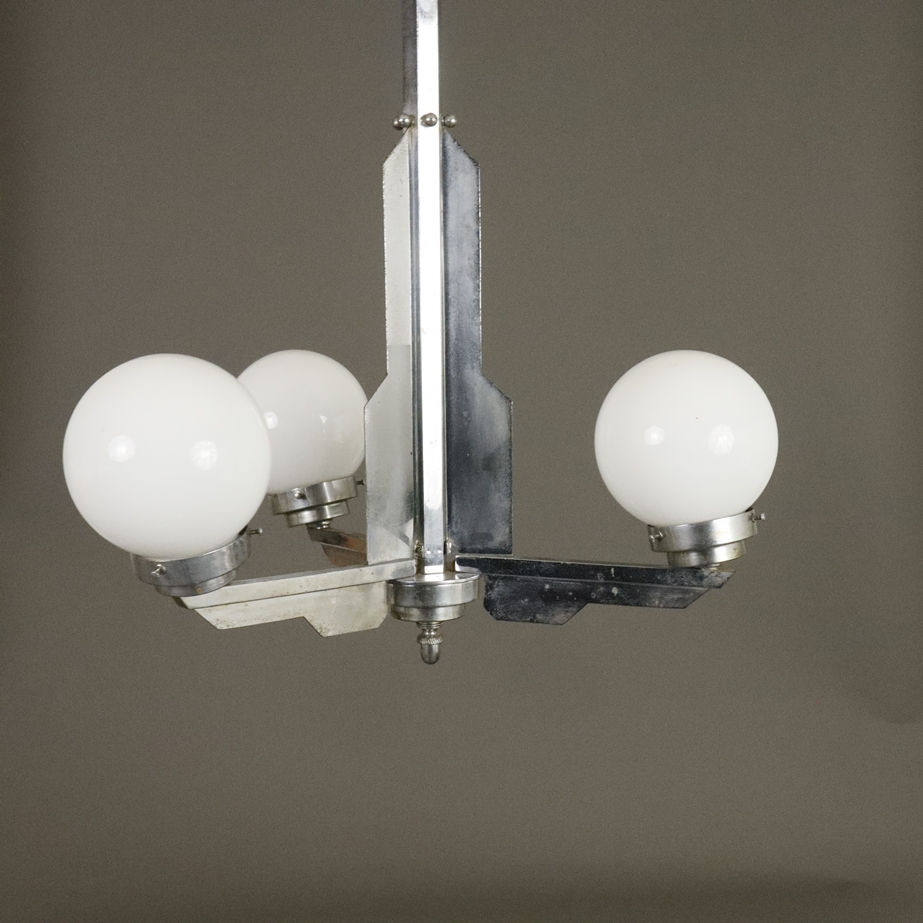 Art Déco-Deckenlampe - Frankreich um 1920/30, dreiarmiges Metallgestell mit drei Opalglas-Kugelschi - Image 9 of 11