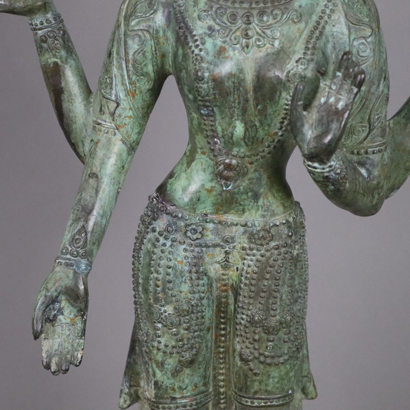 Bodhisattva-Figur - Nepal /Tibet 20.Jh., Bronzelegierung mit grüner Patina, 4-armig, auf doppeltem - Image 6 of 10