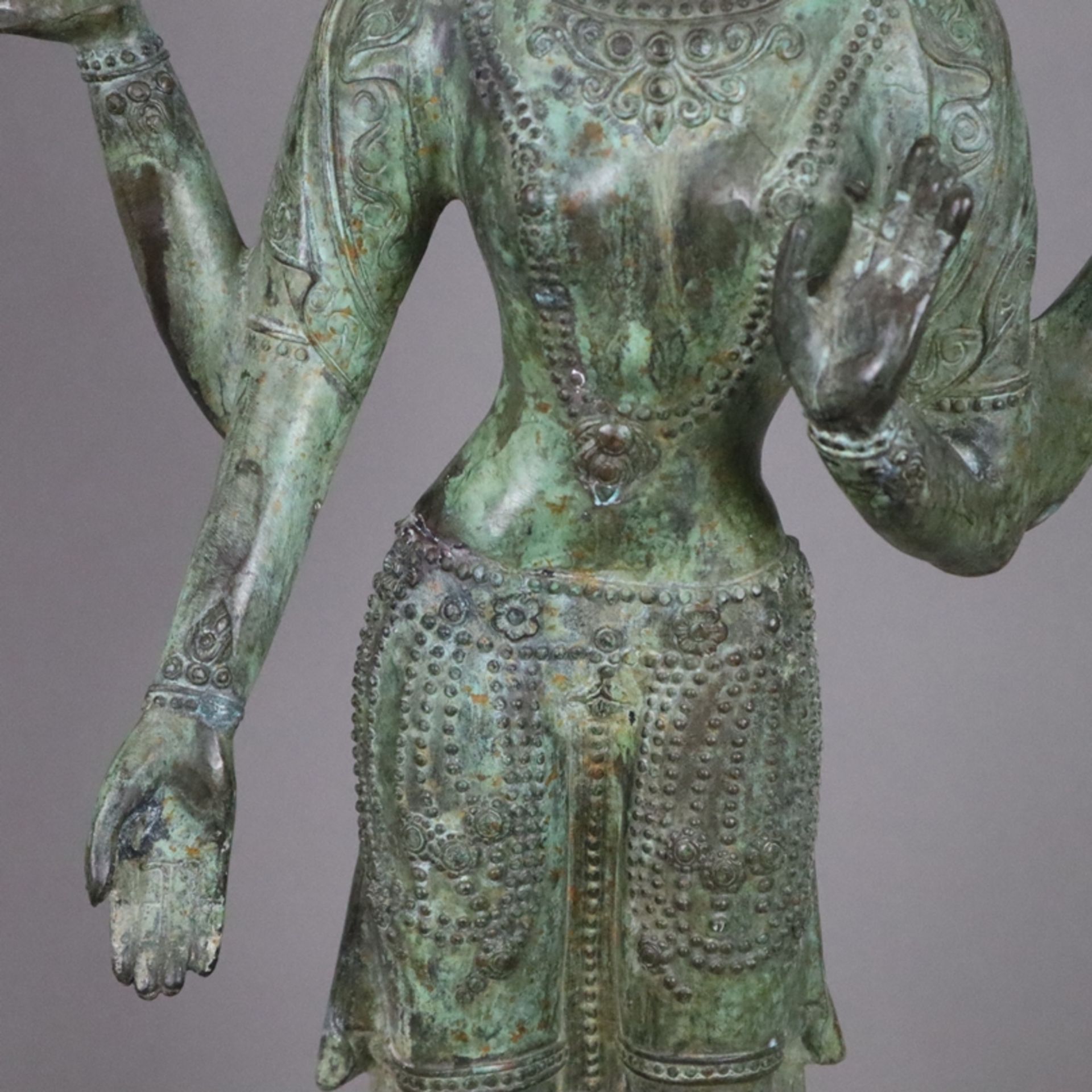 Bodhisattva-Figur - Nepal /Tibet 20.Jh., Bronzelegierung mit grüner Patina, 4-armig, auf doppeltem  - Bild 6 aus 10