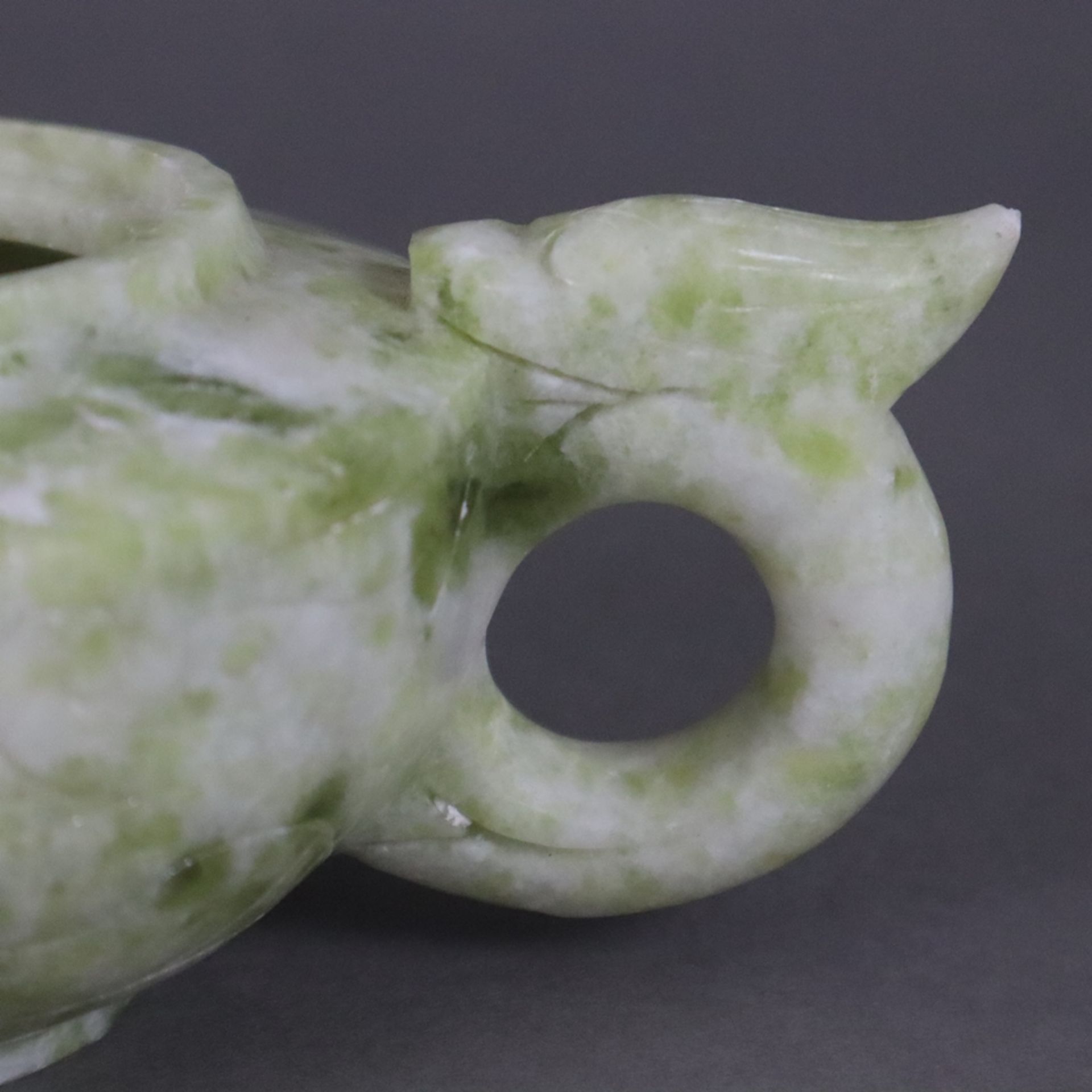 Zierkanne aus Jade - China, Schnitzarbeit aus heller grünlich marmorierter Jade, der Henkel ist ver - Bild 5 aus 8