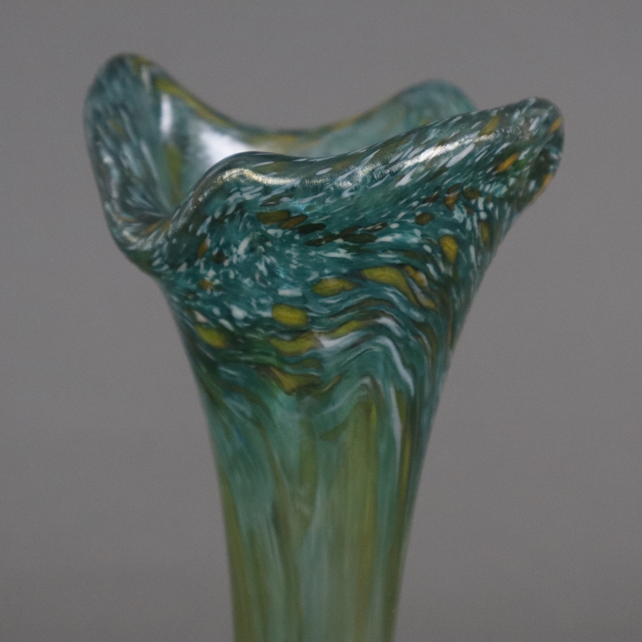 Vase - dickwandiges Glas mit Farbeinschmelzungen, irisiert, gebauchter Stand mit langem Hals und au - Image 2 of 6