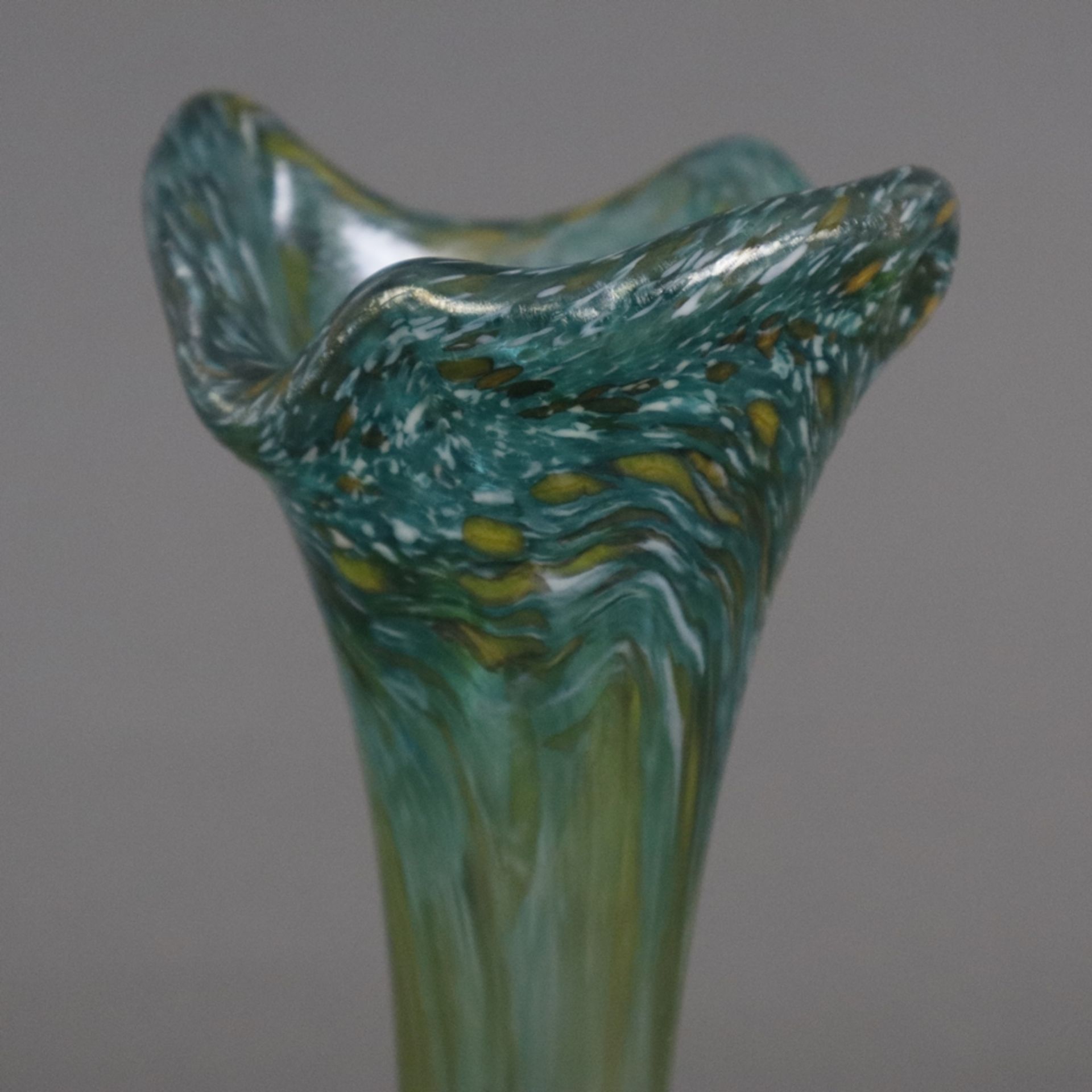 Vase - dickwandiges Glas mit Farbeinschmelzungen, irisiert, gebauchter Stand mit langem Hals und au - Bild 2 aus 6