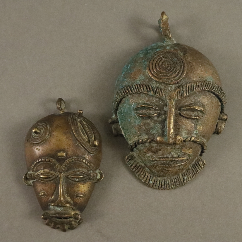 Zwei kleine Passportmasken im Baule-Stil - wohl Elfenbeinküste, Maskenanhänger, Bronze, gegossen, 1