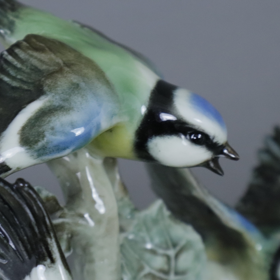 Meisengruppe - Goebel, drei vollrund modellierte Blaumeisen mit ausgebreiteten Schwingen am Baum, f - Image 3 of 8