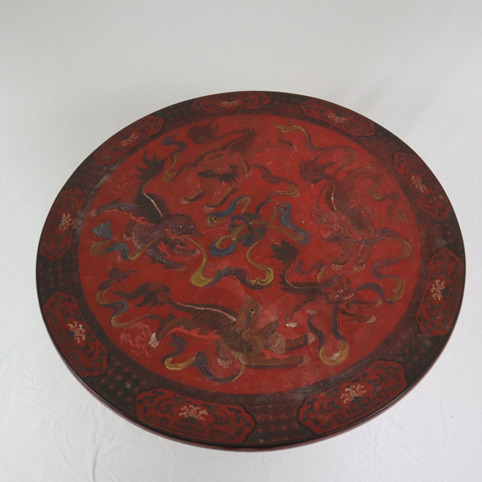 Rotlack-Tisch - China, Holz, geschnitzt, runde Tischplatte, polychromer Fabeltier-Lackdekor mit Rit - Image 2 of 12