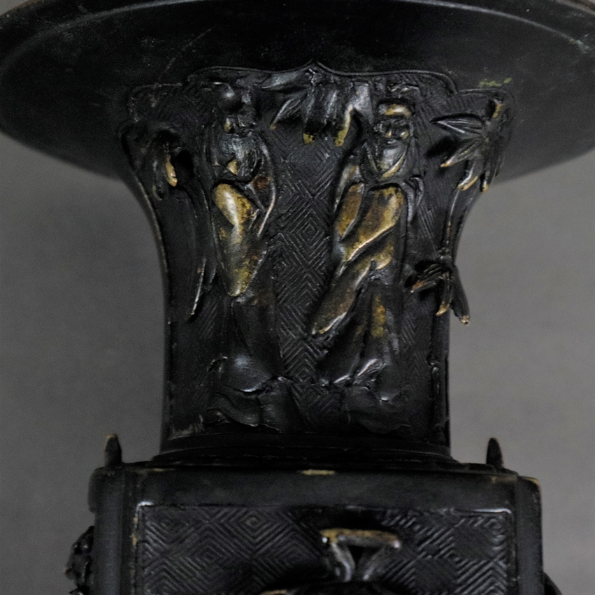 Vase - Japan / China, Bronzelegierung, dunkel patiniert, gefußter Vierkantkorpus mit Trompetenmündu - Image 3 of 8