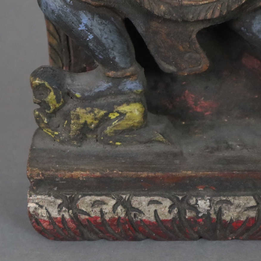 Stele mit Mahakala - Tibet, Holz geschnitzt, kultische Bemalung in Resten erhalten, die sechsarmige - Image 6 of 7