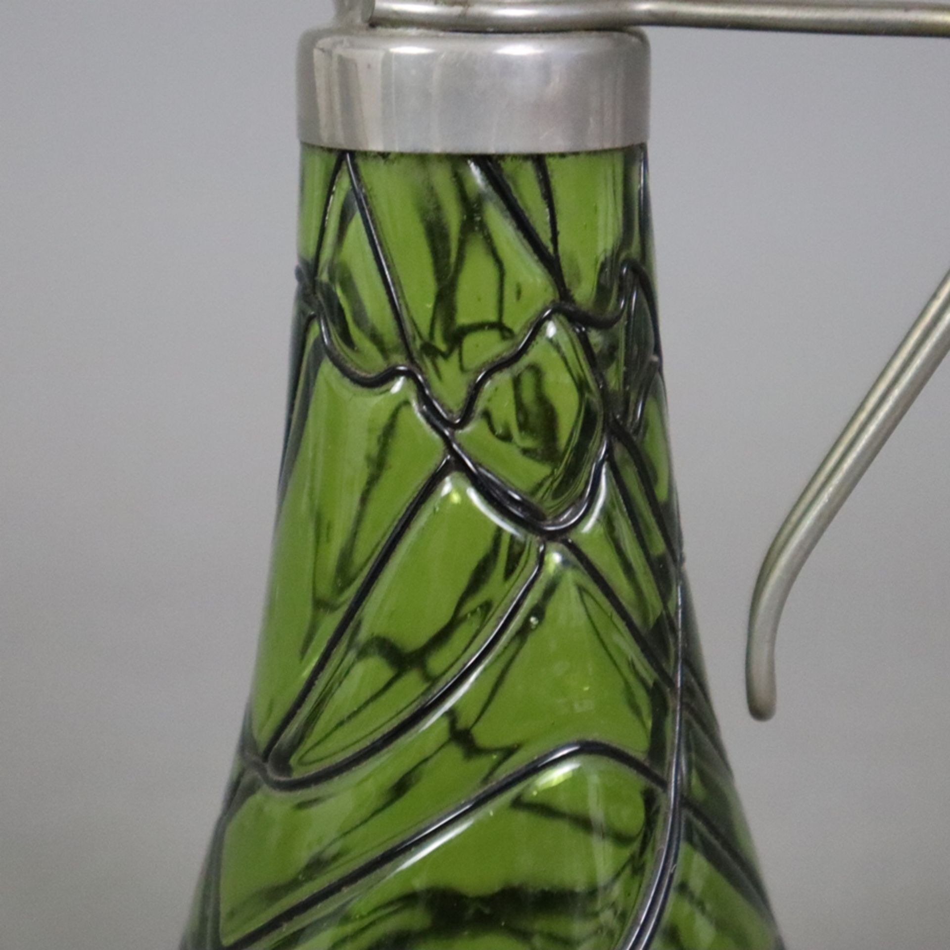 Kleine Jugendstil-Henkelkaraffe - wohl Palme & König, Böhmen, um 1900/1910, grünes Glas mit schwarz - Image 4 of 7