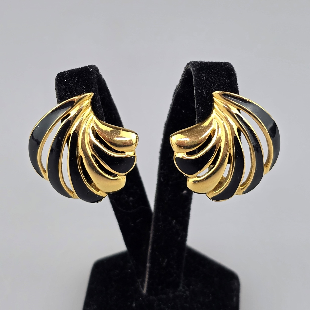 Ein Paar Vintage-Ohrclips - MONET / USA, nach 1955, Metall vergoldet, glanzpoliert, durchbrochen mu