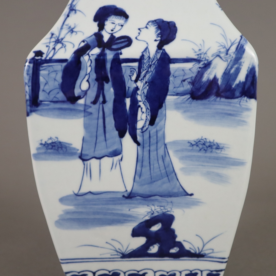 Dreieck-Vase - China, allseits dekoriert in Unterglasurblau, Wandung mit von Ornamentborten gerahmt - Image 6 of 9