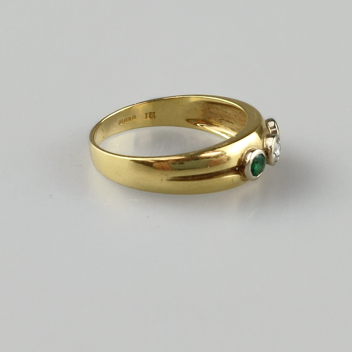 Goldring - Gelbgold 750/000 (18K), gestempelt, Besatz mit 1 facettierten Diamanten von ca. 0,09 ct. - Image 3 of 6