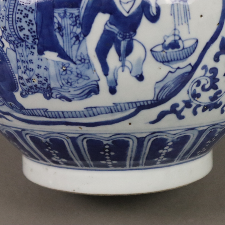 Schultertopf - China 20.Jh., Weißporzellan mit unterglasurblauer Bemalung, passige figuralen Reserv - Image 11 of 12