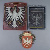 Konvolut Frankfurter Wappenbilder - 20. Jh., 2x Wachsrelief, ca. 25x22cm und 15,5x14,5cm (Randbesch