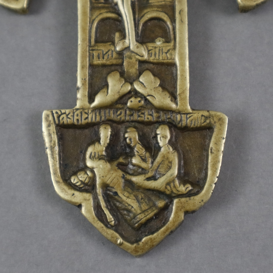 Kreuz - Russland, 19. Jh./um 1900, Gelbguss, reliefierte Darstellung Christi im Typus der Viernagel - Image 6 of 7