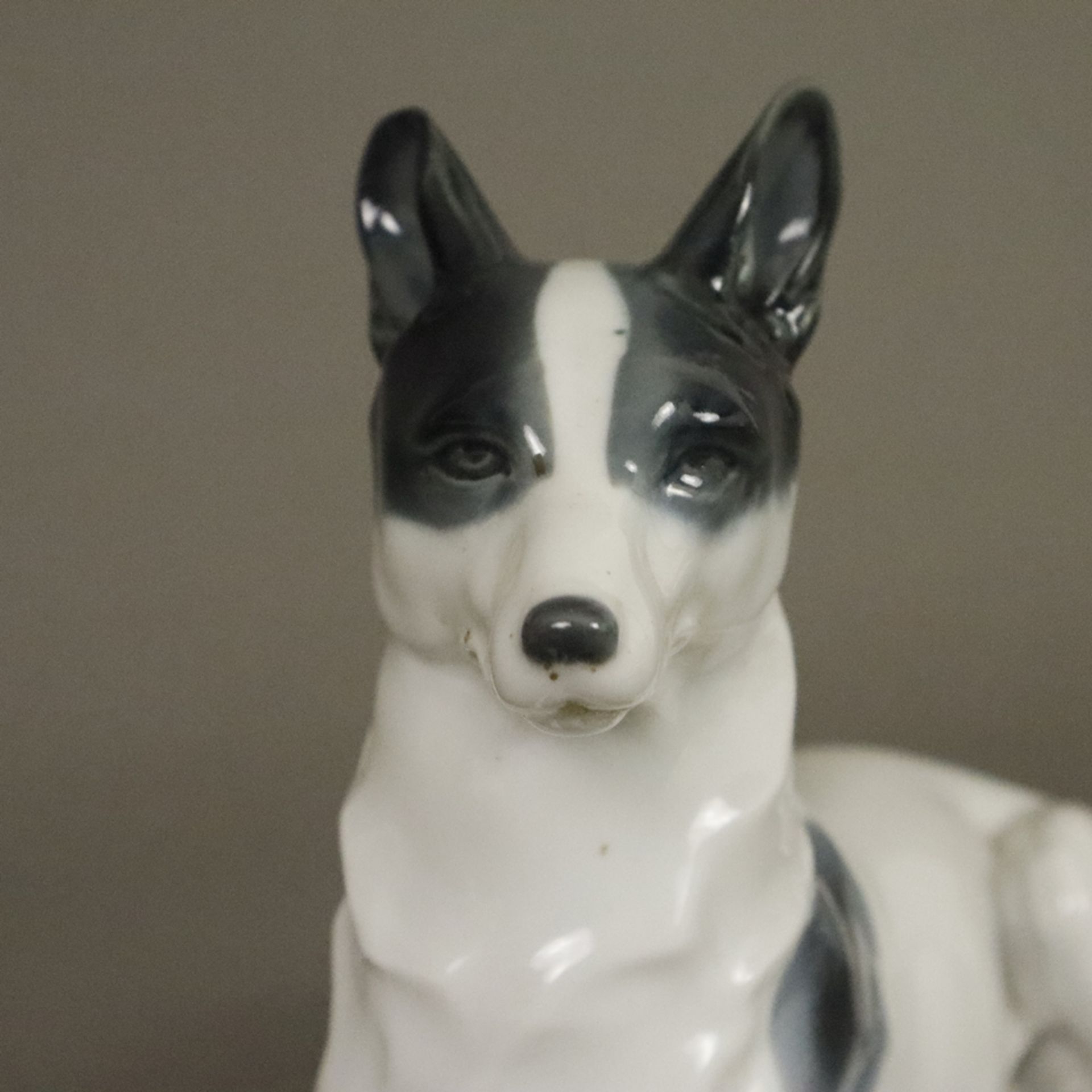 Liegende Hundefigur - Metzler & Orloff, Porzellan glasiert in Grau-Schwarztönen staffiert, Bodenmar - Bild 2 aus 7