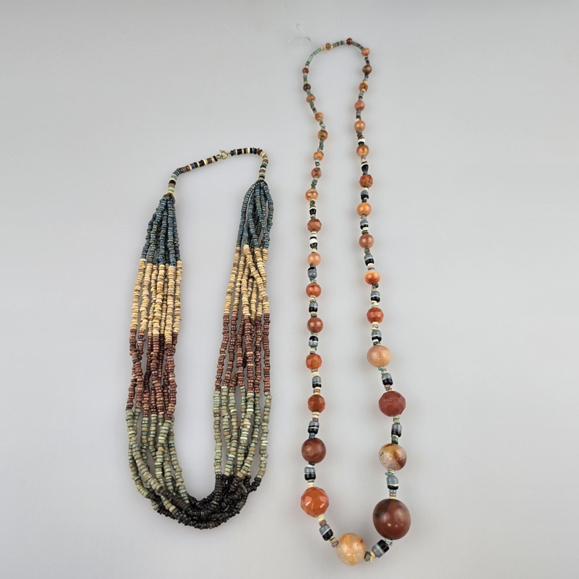 Zwei Halsketten im altägyptischen Stil - Ägypten, 1.Hälfte 20.Jh., 1 Collier aus unzähligen glasier