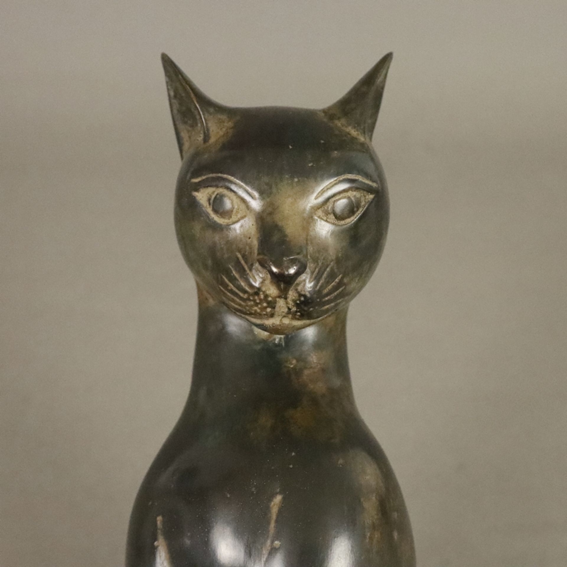 Sitzende Katze - Galvanoplastik, bronziert, naturalistische Form mit naiven Gesichtszügen, Alters-  - Bild 3 aus 6