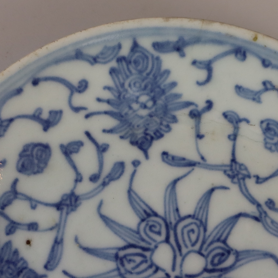 Small plate - China, Qing Dynasty, floral decor in underglaze cobalt blue painting, on the undersid - Image 3 of 5