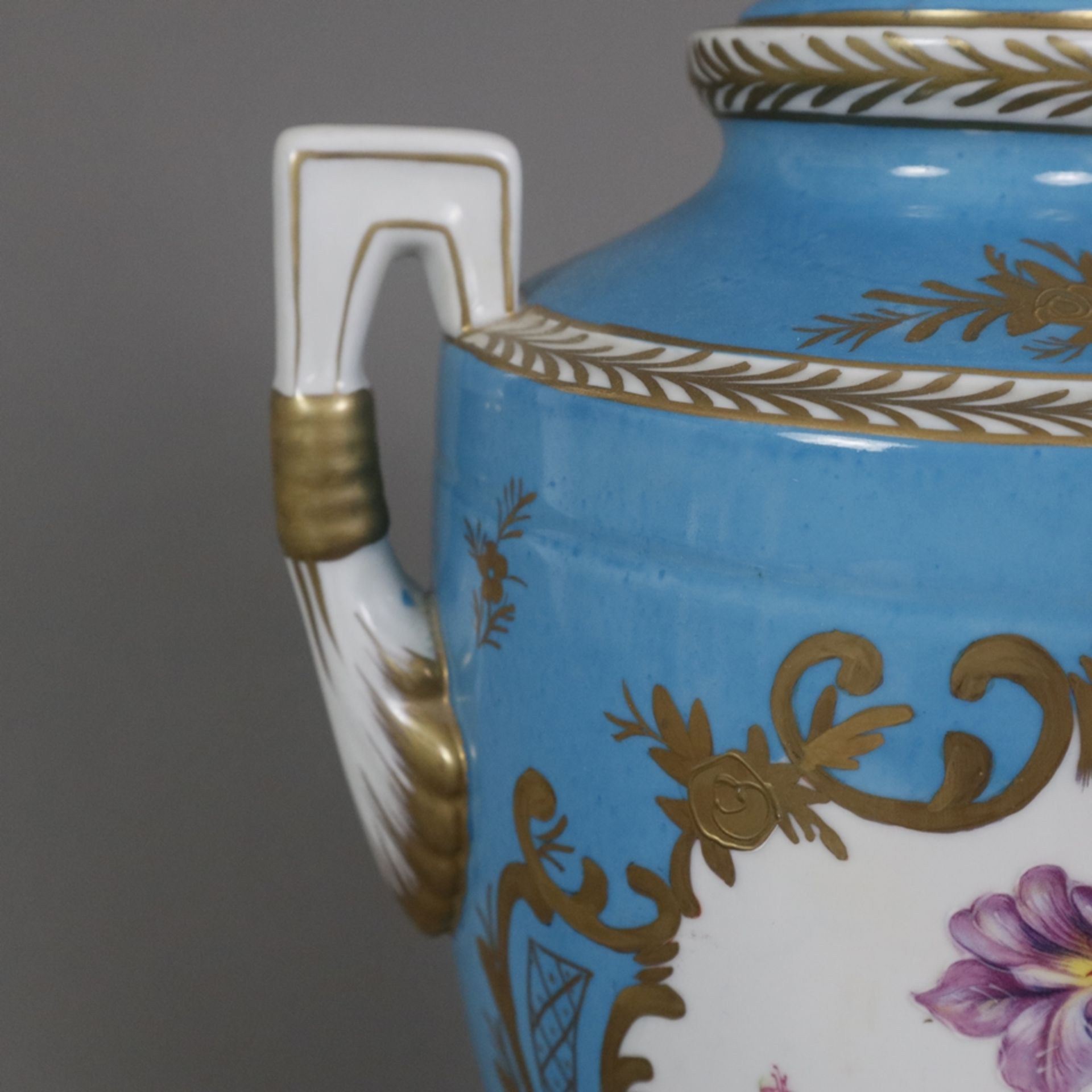 Henkelvase und kleine Deckelterrine mit Presentoir im Sèvres-Stil - 20. Jh., Porzellan, türkisblaue - Bild 4 aus 12