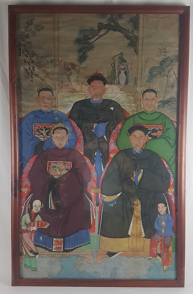 Ahnenbild - vielfigurige Darstellung der Vorfahren einer chinesischen Familie, in zwei Reihen sitze
